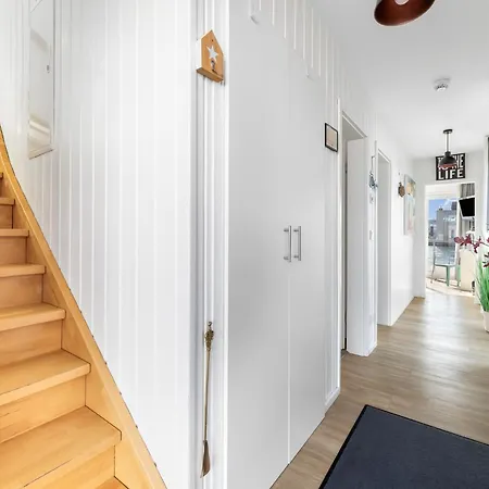 Holiday home Sea Breeze: Meerblick, Sauna, Dachterrasse, Bootsanleger Olpenitz