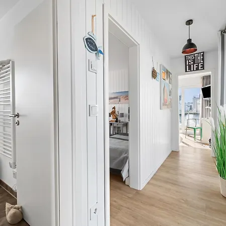 Sea Breeze: Meerblick, Sauna, Dachterrasse, Bootsanleger Feriehus