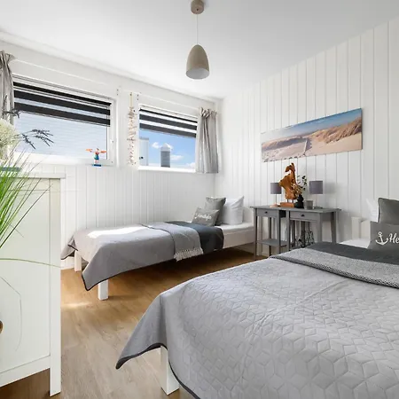 Holiday home Sea Breeze: Meerblick, Sauna, Dachterrasse, Bootsanleger