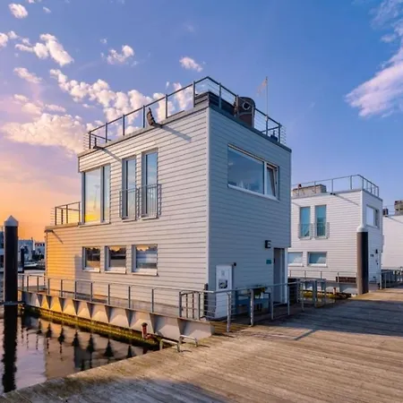 Sea Breeze: Meerblick, Sauna, Dachterrasse, Bootsanleger *