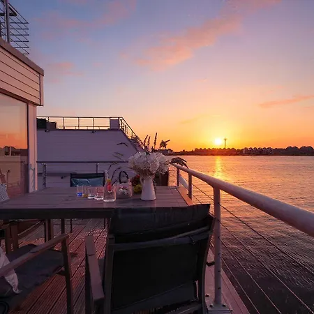 Sea Breeze: Meerblick, Sauna, Dachterrasse, Bootsanleger Hébergement de vacances *