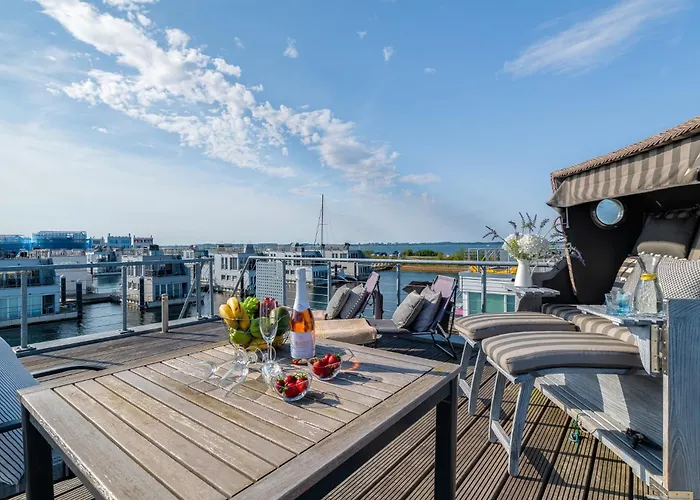 Sea Breeze: Meerblick, Sauna, Dachterrasse, Bootsanleger بيت للعطل *